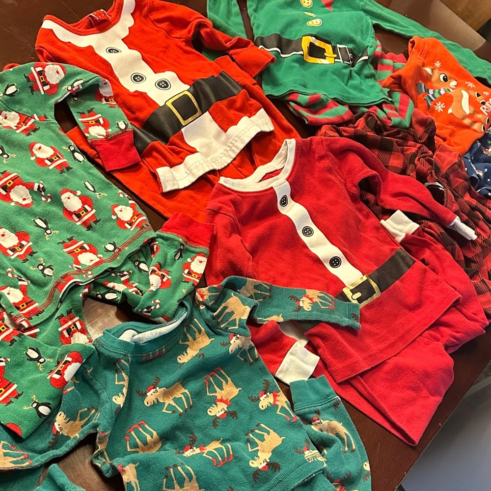 8 sets of Festive baby / Toddler Christmas Pajama Sets size 18M - 2T | bundle
